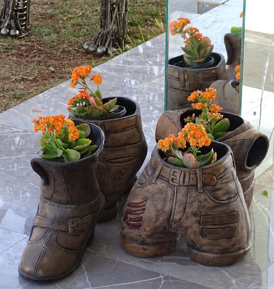 SCULPTURE POT JARDINIERE CHAUSSEUR