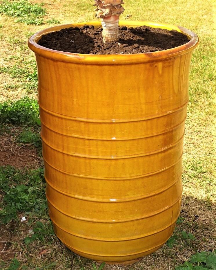 Pot en terre cuite emaillée jaune hauteur 95 cm