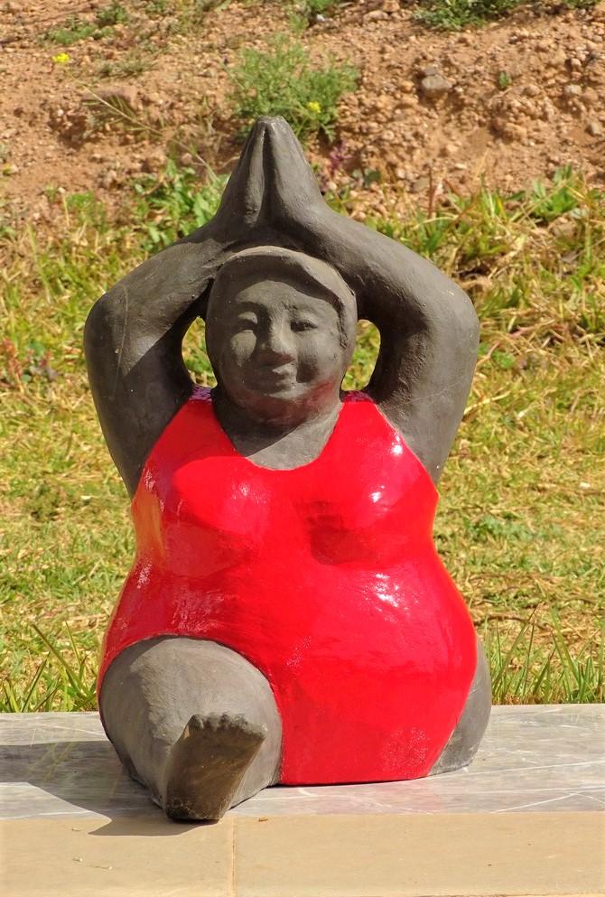 Big woman sculpture in red 