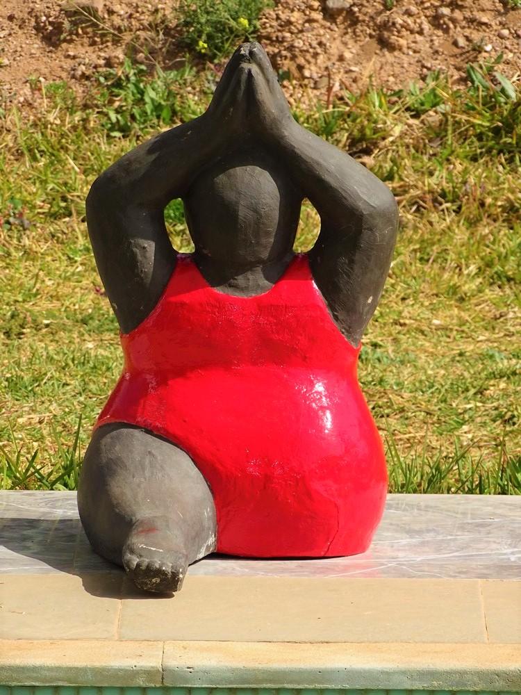 SCULPTURE GROSSE FEMME EN ROUGE 