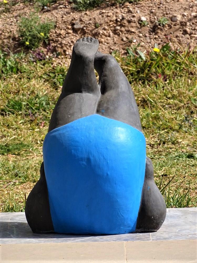 grosse femme yoga sculpture blue