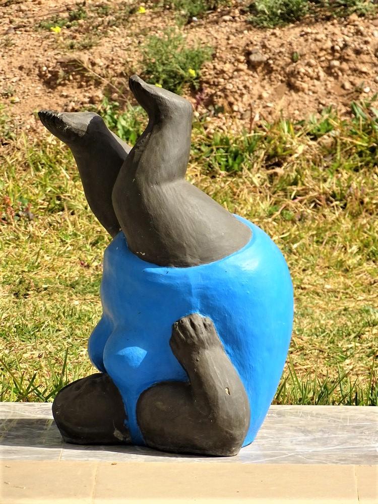 grosse femme yoga sculpture blue