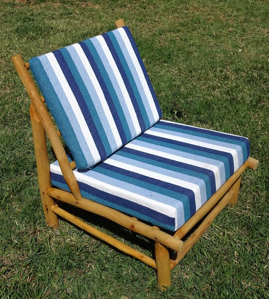 Fauteuil bas en bois d'eucalyptus avec coussins bleu et blanc