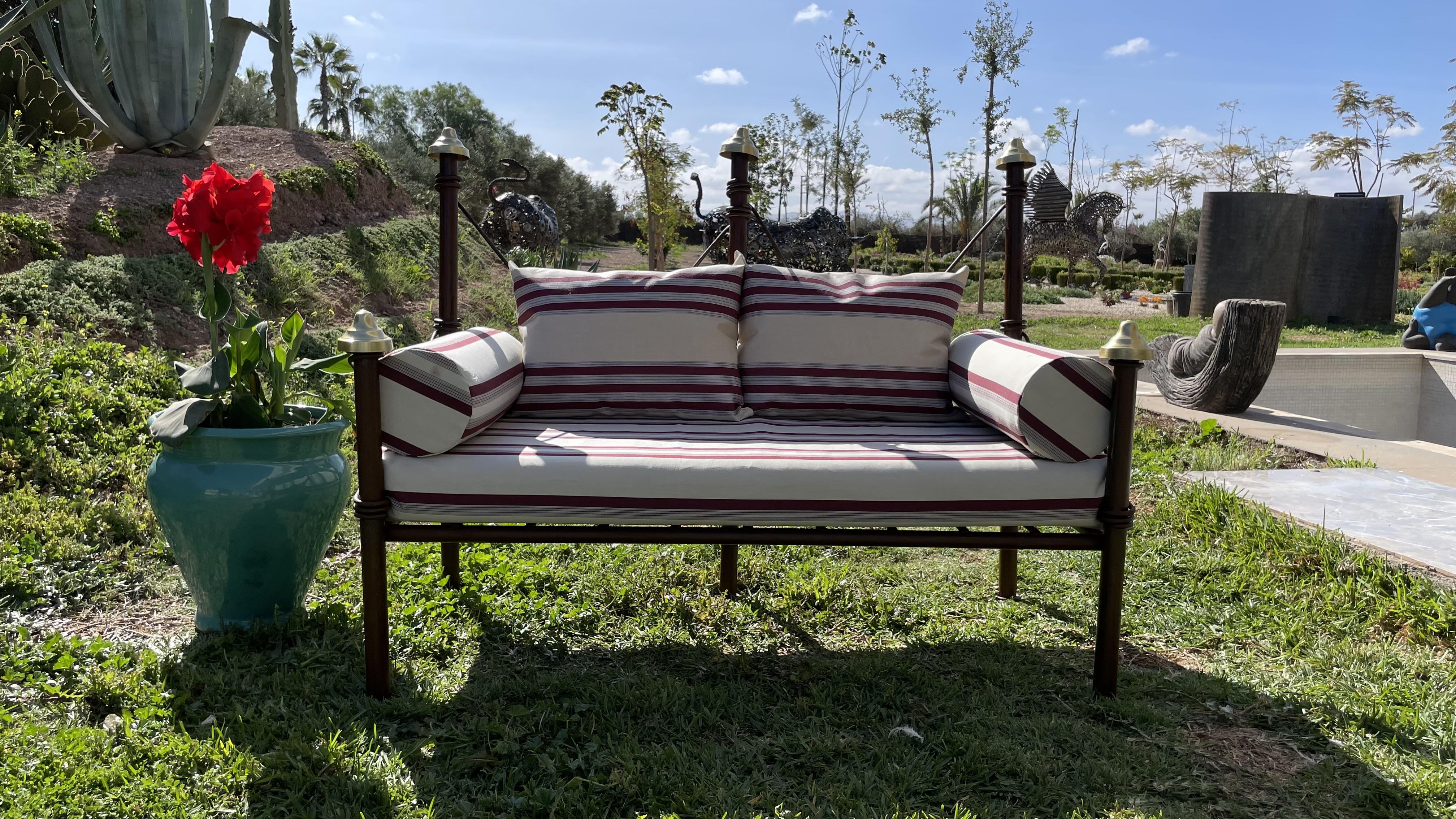 Banc de jardin en fer forgé avec tissus extérieurs rouges et blancs - élégance et durabilité pour votre espace extérieur