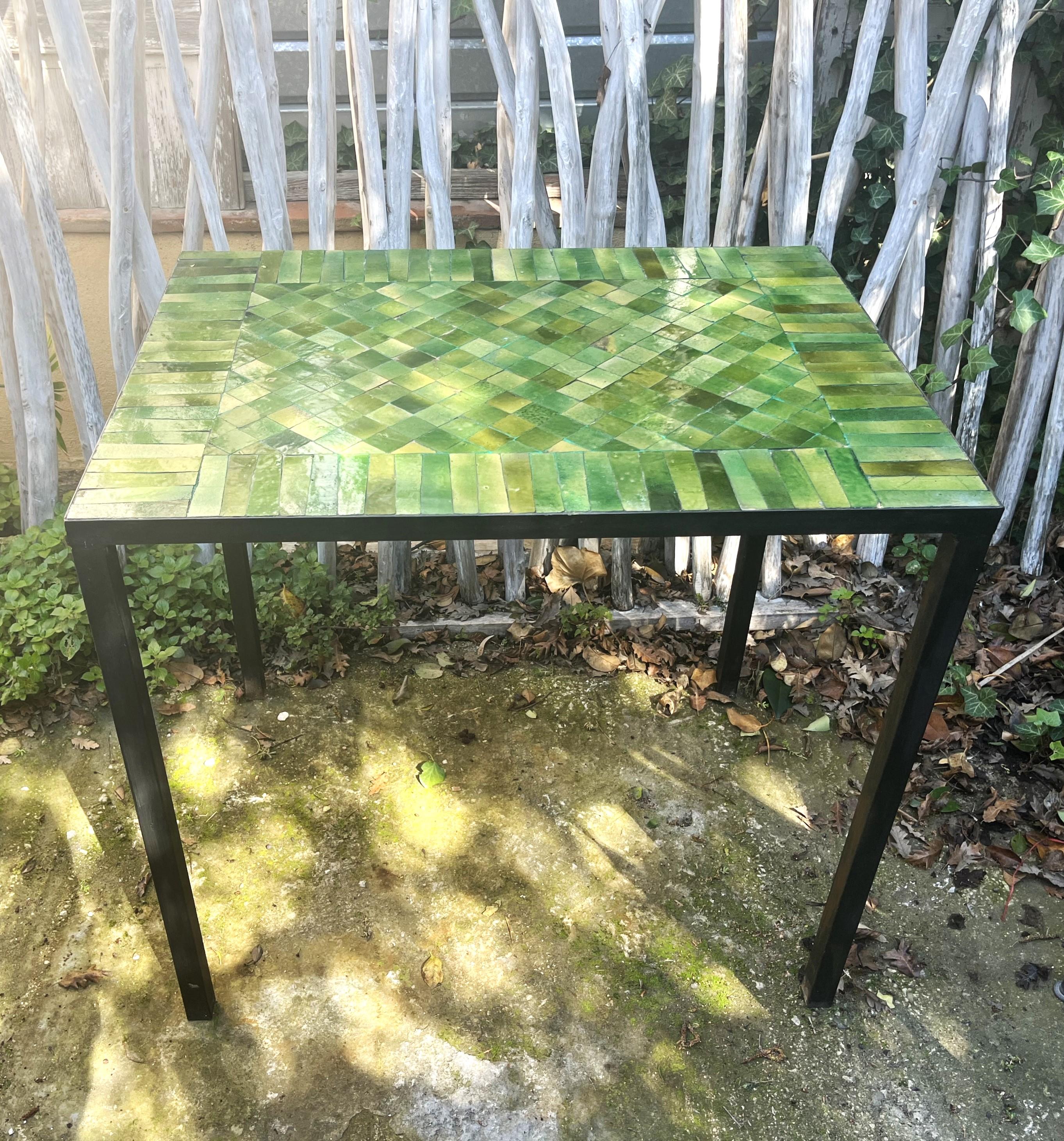 Top green zellige table measuring 75x80x60 cm